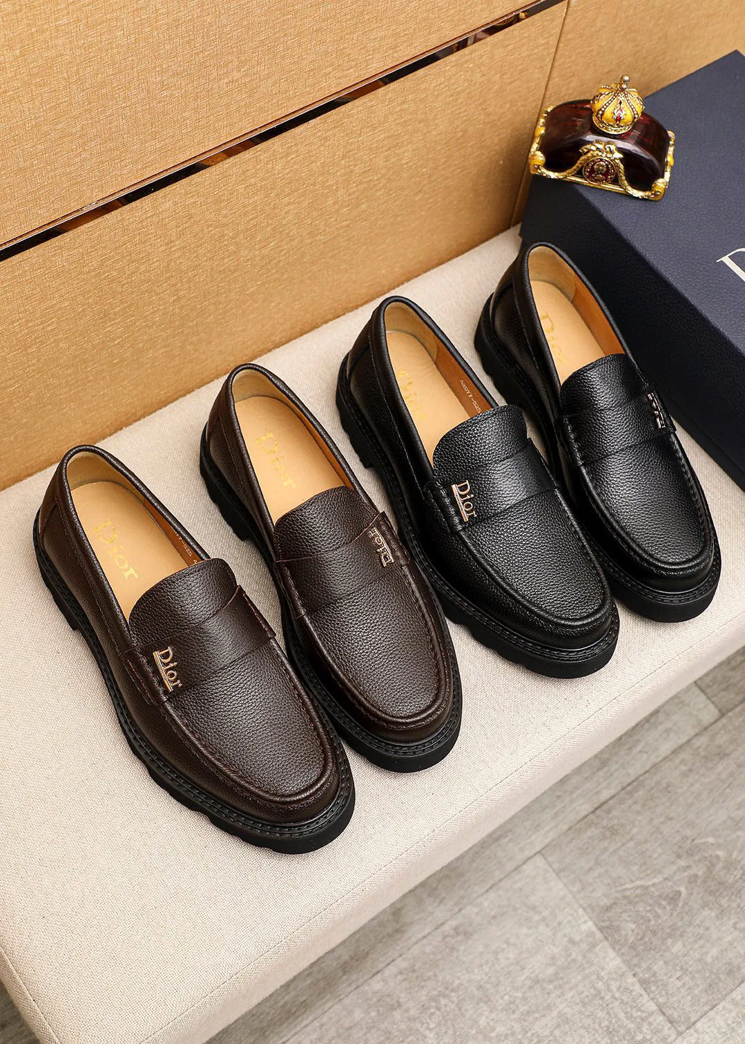Men's shoes 💰480 💐 Product trademark: Dior "Dior" casual leather shoes Regular size: 39-44 (45🉑️customized) Product materials: Selected Italian imported first-layer pebbled cowhide leather upper + classic hardware buckle, imported water-dyed 🐂 cowhide lining. Strong three-dimensional visual effect, original outsole color: 2 colors available
